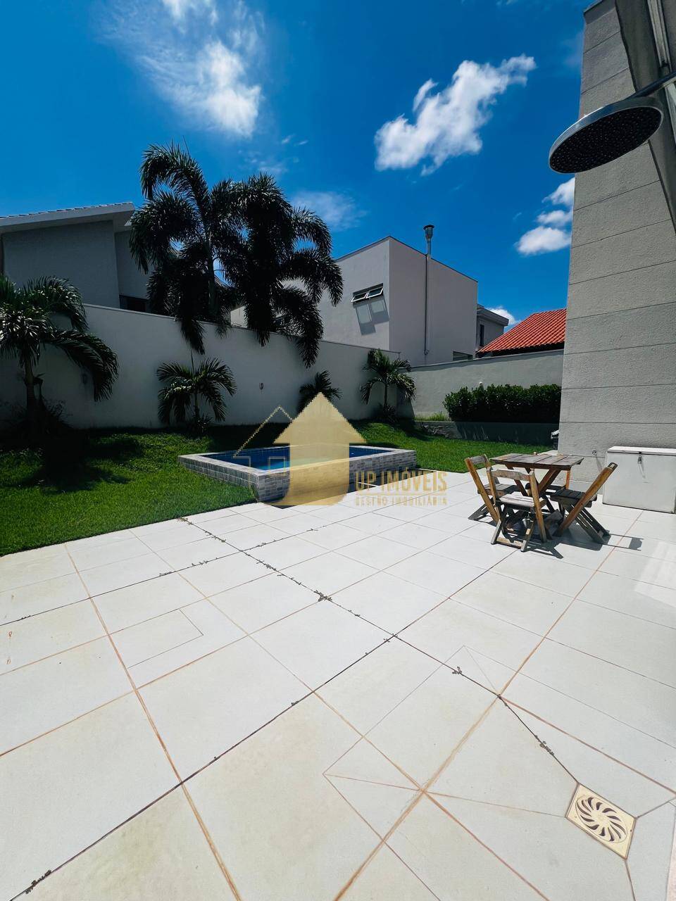 Casa à venda com 3 quartos, 250m² - Foto 1