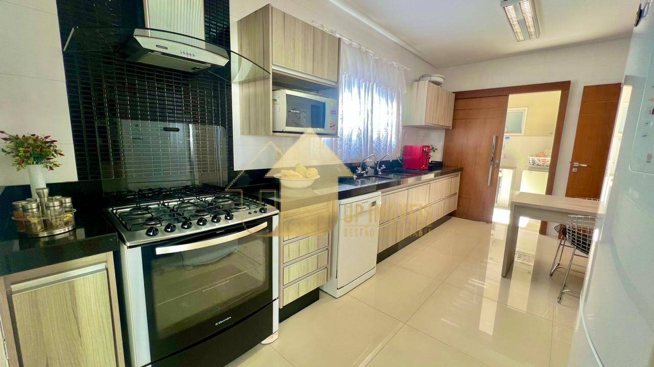 Casa de Condomínio à venda com 4 quartos, 303m² - Foto 2