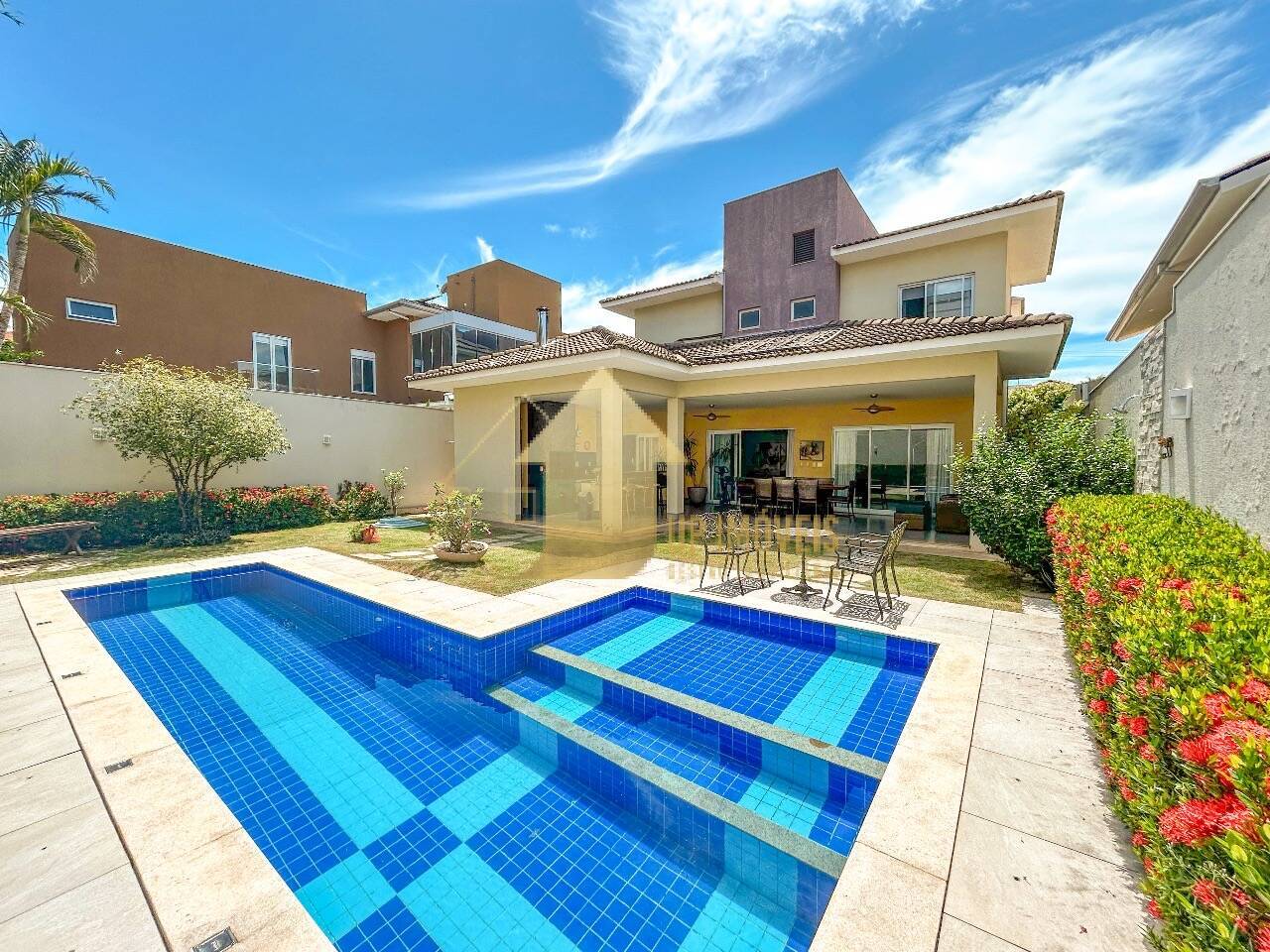 Casa de Condomínio à venda com 4 quartos, 303m² - Foto 1