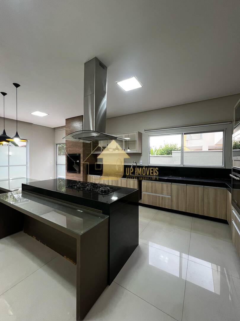 Casa de Condomínio à venda e aluguel com 4 quartos, 330m² - Foto 1