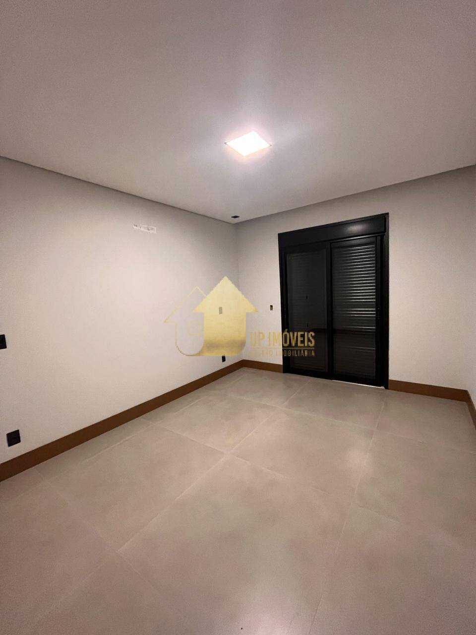 Casa de Condomínio à venda com 4 quartos, 307m² - Foto 2